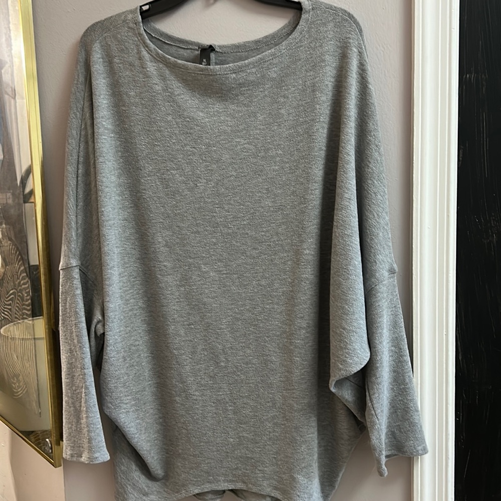 Gray lightweight 3/4 length sleeve sweater top